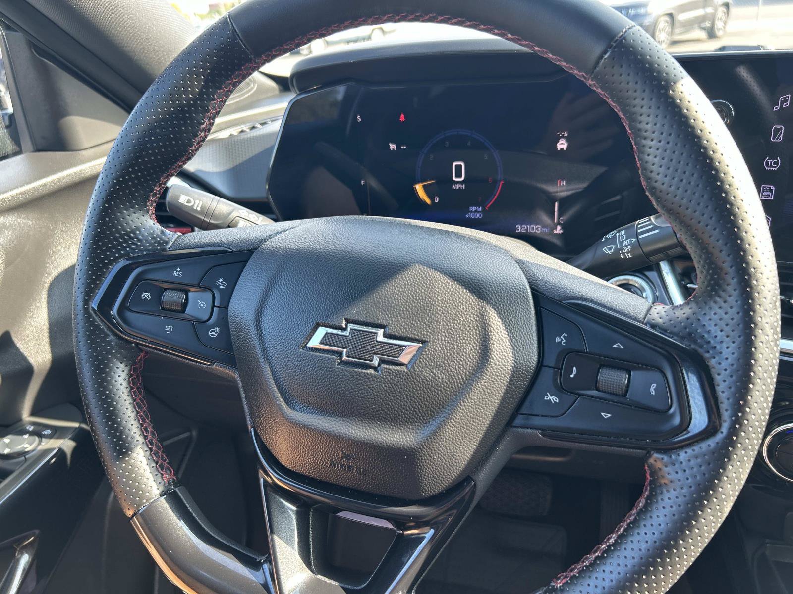 Used 2025 Chevrolet Trax RS w/ Sunroof Package FWD image 35