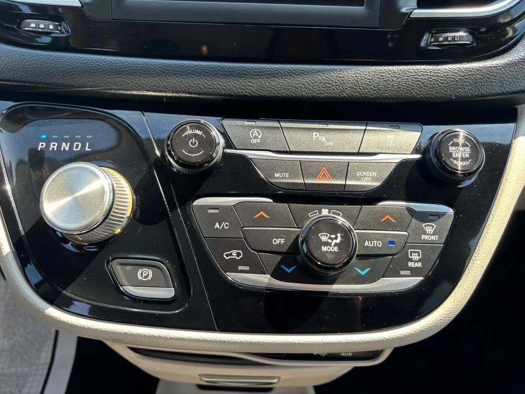 Used 2019 Chrysler Pacifica Touring-L FWD image 25