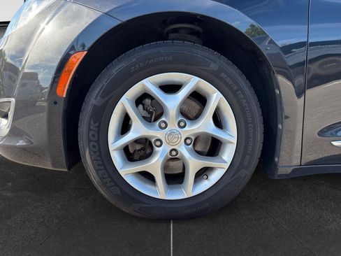 Used 2018 Chrysler Pacifica Touring-L Plus w/ Advanced Safetytec Group FWD image 9