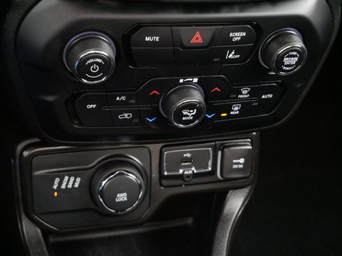 Used 2023 Jeep Renegade Latitude w/ Premium Group image 23