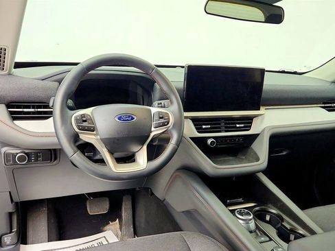 Used 2025 Ford Explorer Active AWD/4WD image 12