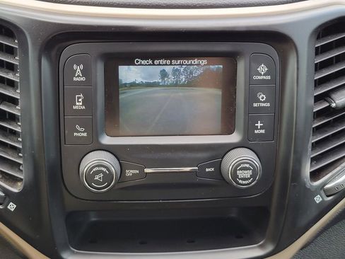 Used 2018 Jeep Cherokee Latitude image 23