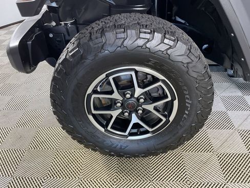 Used 2024 Jeep Wrangler Unlimited Rubicon w/ Technology Group image 5