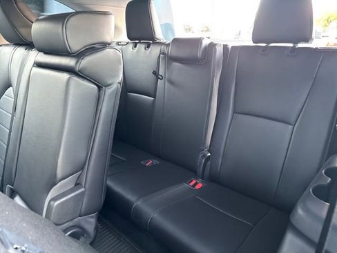 Used 2023 Toyota Highlander XLE image 29