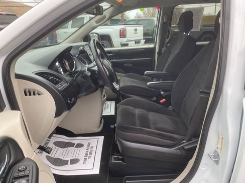 Used 2018 Dodge Grand Caravan SE w/ UConnect Hands-Free Group image 12