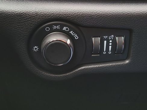 Used 2025 Chrysler Voyager LX image 19