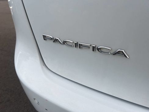 Used 2020 Chrysler Pacifica Touring-L image 30
