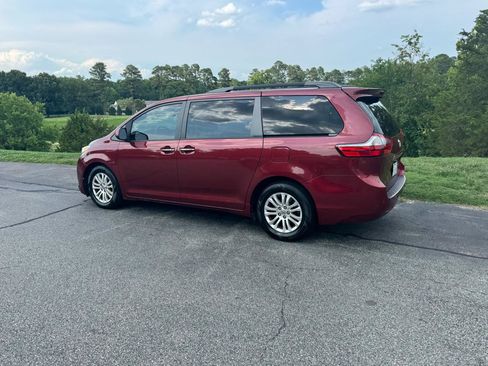 Used 2015 Toyota Sienna XLE Premium FWD image 7