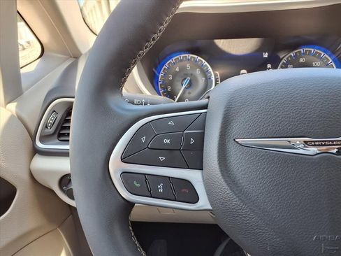 Used 2023 Chrysler Pacifica Touring-L FWD image 25