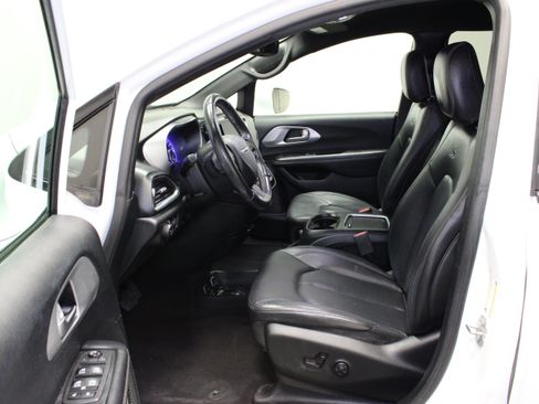 Used 2018 Chrysler Pacifica Touring-L Plus w/ Advanced Safetytec Group FWD image 19
