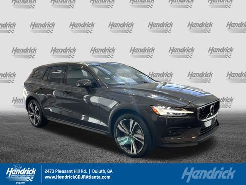 Used 2025 Volvo V60 B5 Cross Country Plus image 1