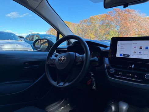 Used 2025 Toyota Corolla LE image 32