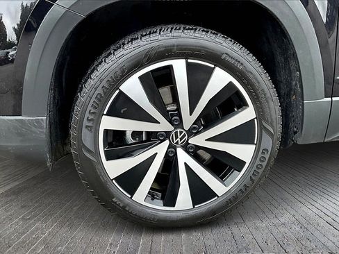 Used 2024 Volkswagen Taos SE image 9