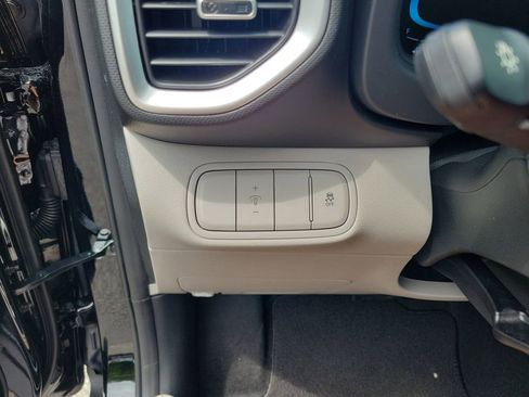 Used 2025 Hyundai Venue SEL FWD image 12