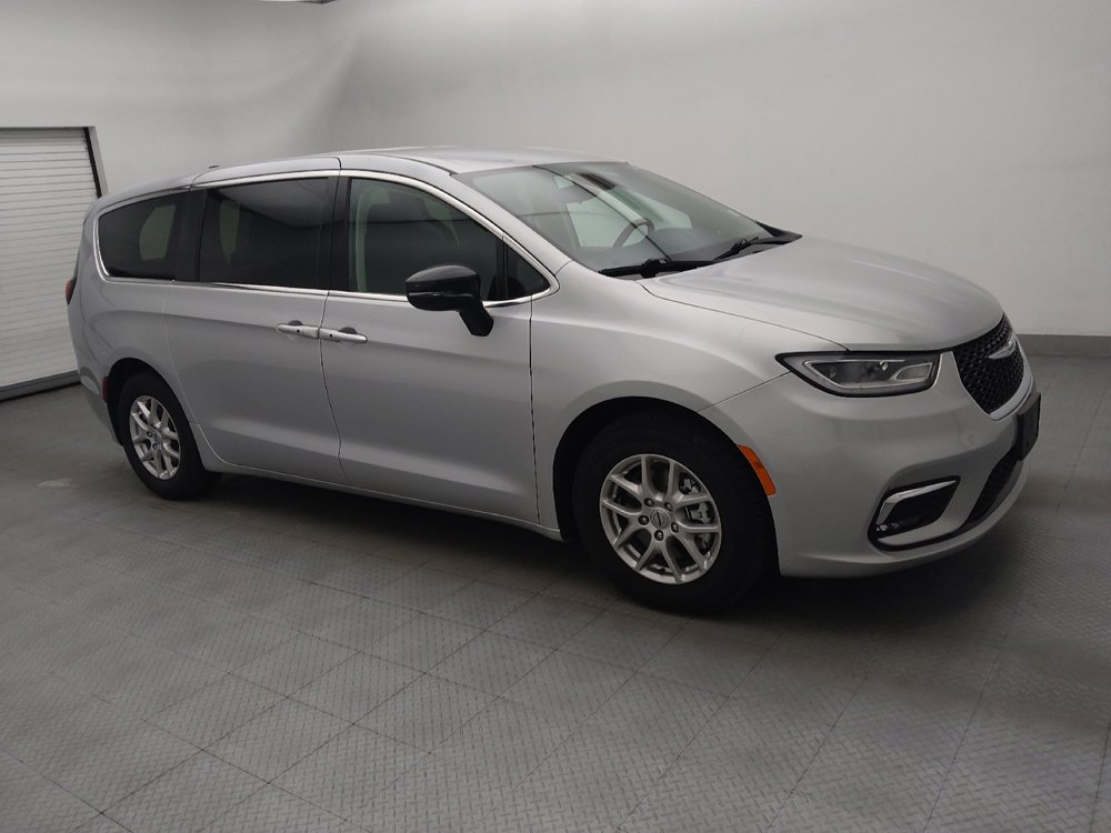 Used 2024 Chrysler Pacifica Touring-L FWD image 11