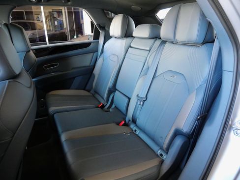 Used 2022 Bentley Bentayga AWD/4WD image 21