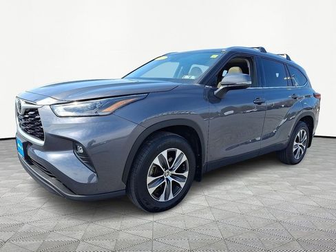 Used 2021 Toyota Highlander XLE image 3