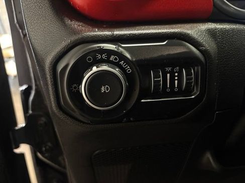 Used 2019 Jeep Wrangler Unlimited Rubicon w/ LED Lighting Group AWD/4WD image 18