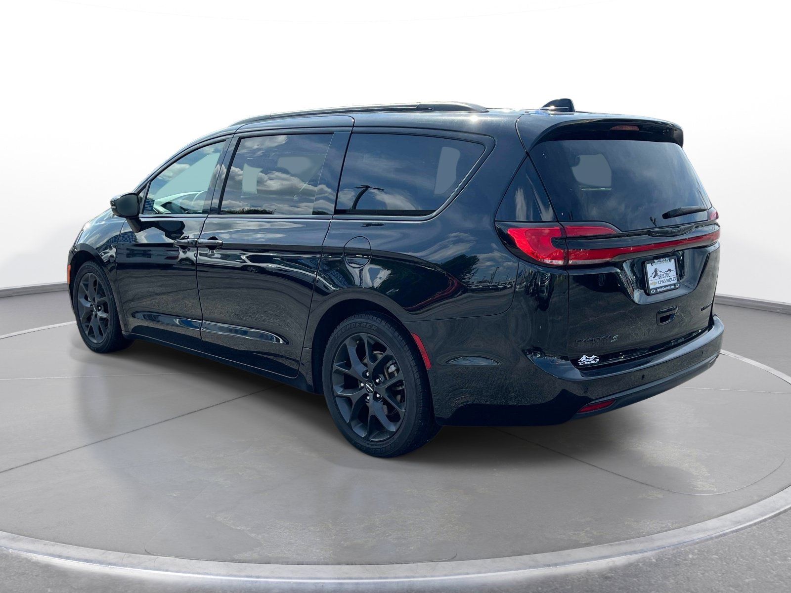 Used 2025 Chrysler Pacifica Limited FWD image 7