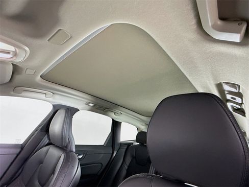 Certified 2023 Volvo XC60 B5 Ultimate w/ Protection Package Premier image 23