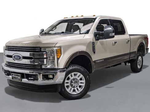 Used 2017 Ford F250 Lariat w/ Chrome Package image 4