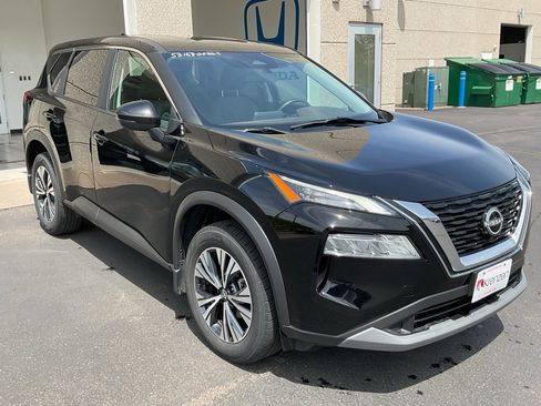 Used 2022 Nissan Rogue SV image 3