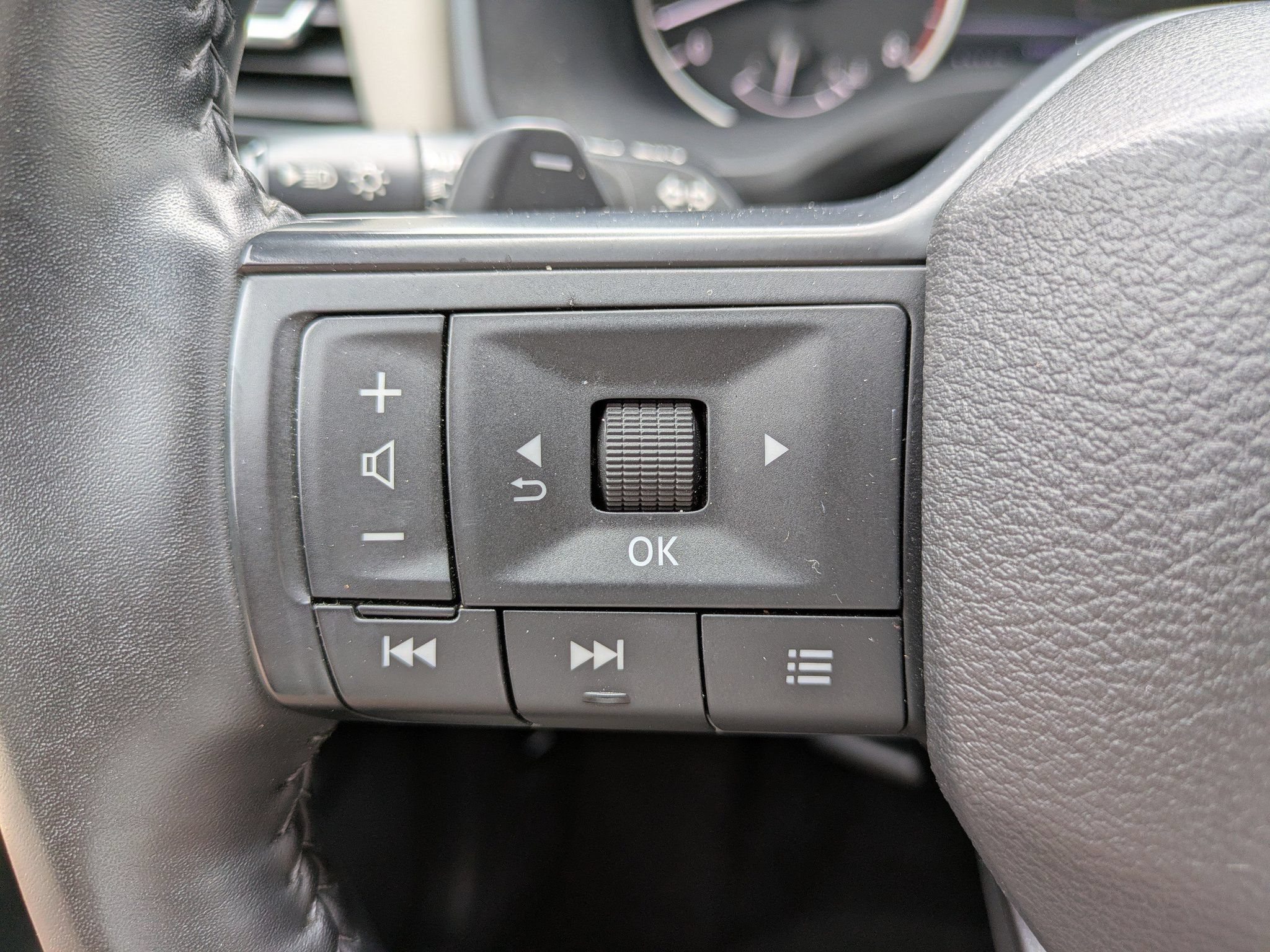 Certified 2025 Nissan Rogue SV FWD image 24