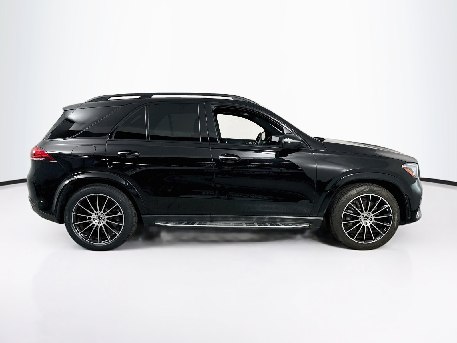 Used 2023 Mercedes-Benz GLE 450 4MATIC w/ AMG Line Exterior image 4