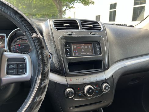 Used 2019 Dodge Journey SE w/ Connectivity Group FWD image 32