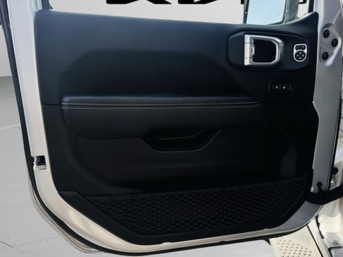 Used 2022 Jeep Wrangler Unlimited Sahara w/ Cold Weather Group AWD/4WD image 25