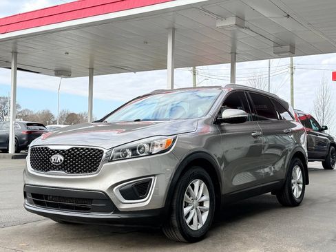 Used 2018 Kia Sorento FWD image 7