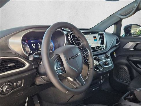 New 2026 Chrysler Pacifica Select image 3