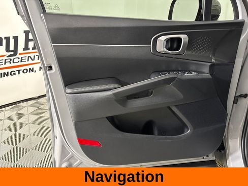 Used 2025 Kia Sorento EX w/ Panoramic Sunroof Package FWD image 11