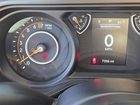 Used 2025 Jeep Gladiator Sport image 11