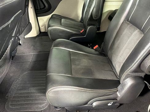 Used 2019 Dodge Grand Caravan SXT FWD image 16