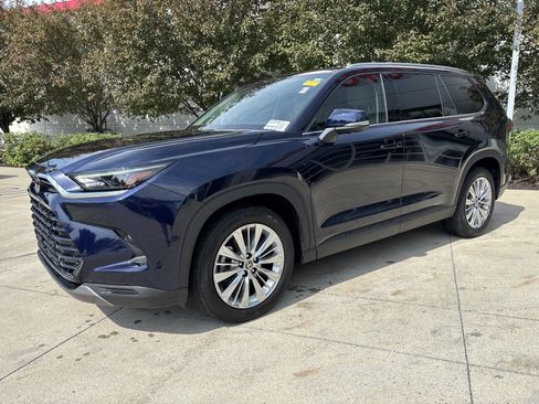 Used 2024 Toyota Grand Highlander AWD image 3