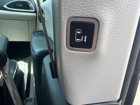 Certified 2023 Chrysler Pacifica Limited FWD image 17