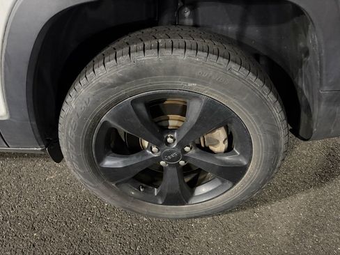 Used 2018 Jeep Cherokee Limited w/ Technology Group image 12