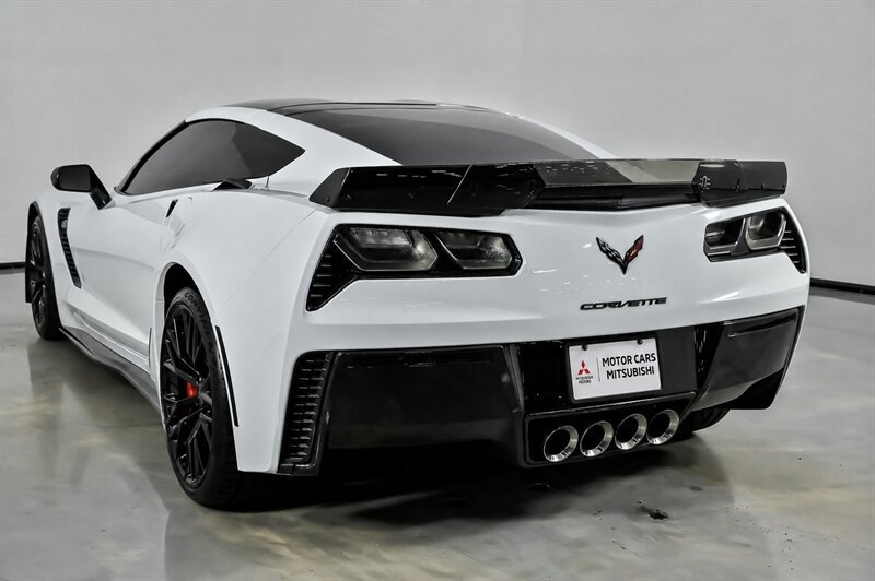 Used 2016 Chevrolet Corvette Z06 w/ 3LZ Preferred Equipment Group RWD image 7
