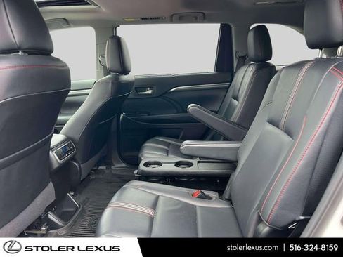 Used 2019 Toyota Highlander SE image 16
