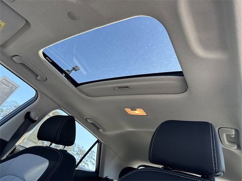 Certified 2025 Hyundai Venue SEL image 32