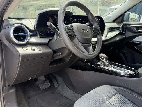 Used 2025 Chevrolet Trax LT FWD image 3