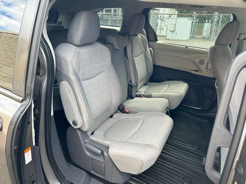 Used 2021 Toyota Sienna LE AWD/4WD image 17