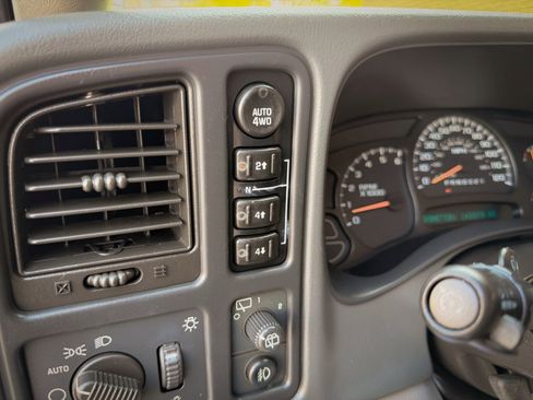 Used 2006 Chevrolet Suburban LS w/ Smart Select Package image 2