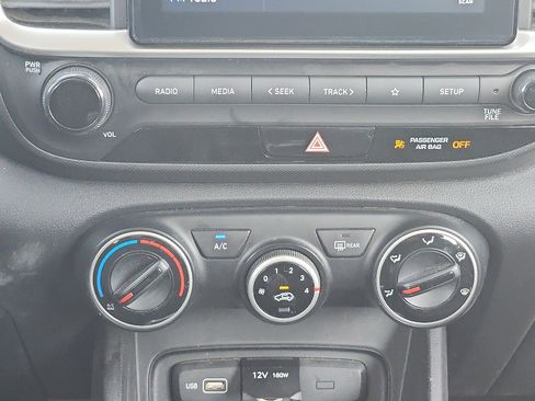 Used 2022 Hyundai Venue SE image 18