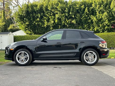 Certified 2025 Porsche Macan AWD/4WD image 2