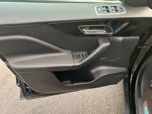 Used 2020 Jaguar F-PACE Premium image 17