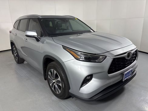 Used 2023 Toyota Highlander XLE AWD/4WD image 2