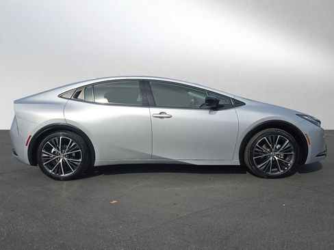Used 2025 Toyota Prius XLE image 2