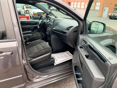 Used 2015 Dodge Grand Caravan SE image 12